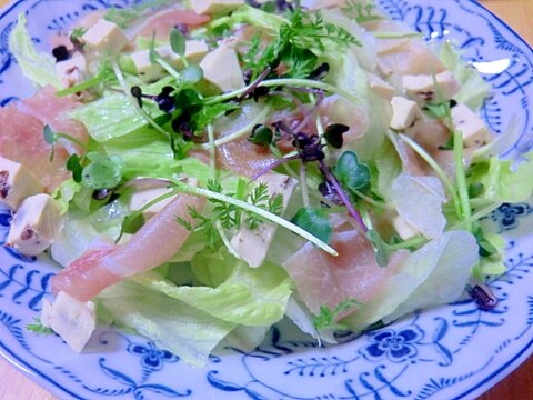 お部屋で育てた野菜で，シーザーサラダ